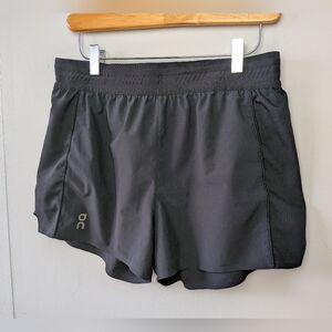 ON RUNNING On Cloud Active Women Short Size Medium Black Lightweight